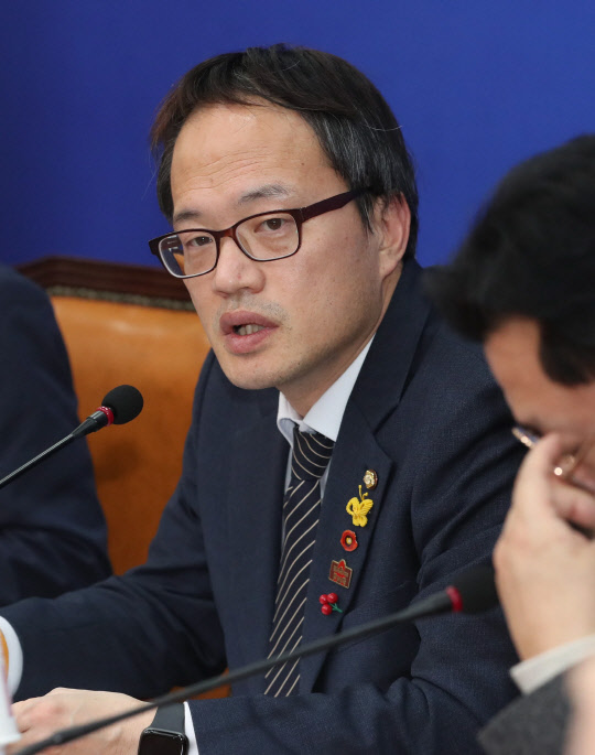 나경원 한국당 원내대표가 31일 서울 종로구 청와대 앞 분수대에서 열린 긴급의원총회에서 발언하고 있다(왼쪽 사진). 더불어민주당 사법농단세력 및 적폐청산 대책위원회 박주민 위원장이 국회 당 대표 회의실에서 열린 1차 대책위 회의에서 발언하고 있다.  연합뉴스